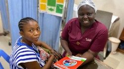 Na assistência pré-natal a Jennifer, a Irmã Esther também faz educação sanitária