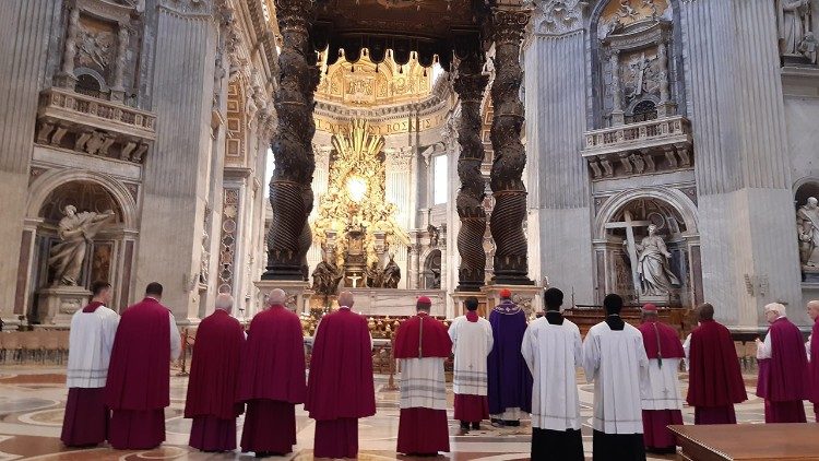 Il cardinale Mauro Gambetti e i canonici del Capitolo di San Pietro davanti all'altare della Confessione della basilica vaticana