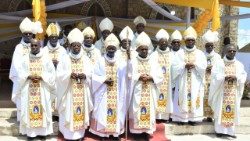 Image  illustrant les évêques de la Côte d'Ivoire après la messe de clôture de la 123e session