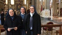 Paulinus nővérek a Santa Maria Maggiore új ambója előtt 