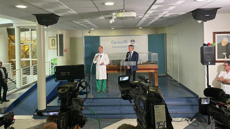 A coletiva de imprensa realizada no Hospital Gemelli