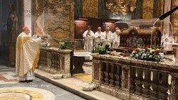 Le cardinal Parolin encensant les reliques de Sainte Thérèse de l'Enfant Jésus, le 7 juin à Saint-Louis des Français (Ambassade de France près le St Siège).
