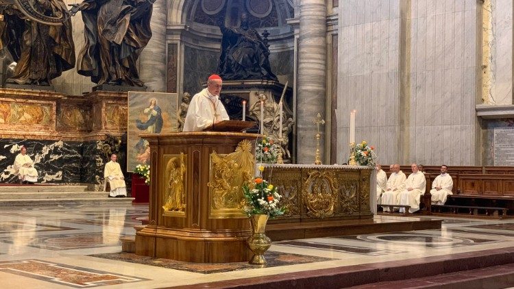 El cardenal Gambetti durante la homilía.