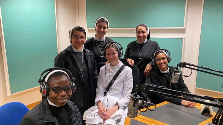Irmã Grazielle com as suas co-irmãs nos estúdios da Rádio Vaticano