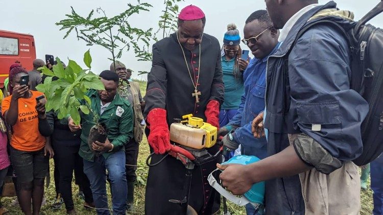 Mgr Abraham Komè, évêque de Bafang (Cameroun), avec la population, durant la semaine de de sensibilisation sur la protection de l’environnement, 5 au 8 juin 2023.