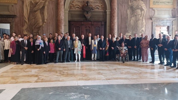 Кардинал Паролин с участниками всемирной встречи - лауреатами Нобелевской премии