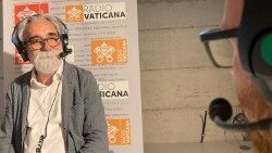 Il maestro Beppe Vessicchio nello studio mobile di Radio Vaticana a Rondine