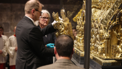 Die Reliquien werden dem Schrein entnommen - Foto: Bistum Aachen