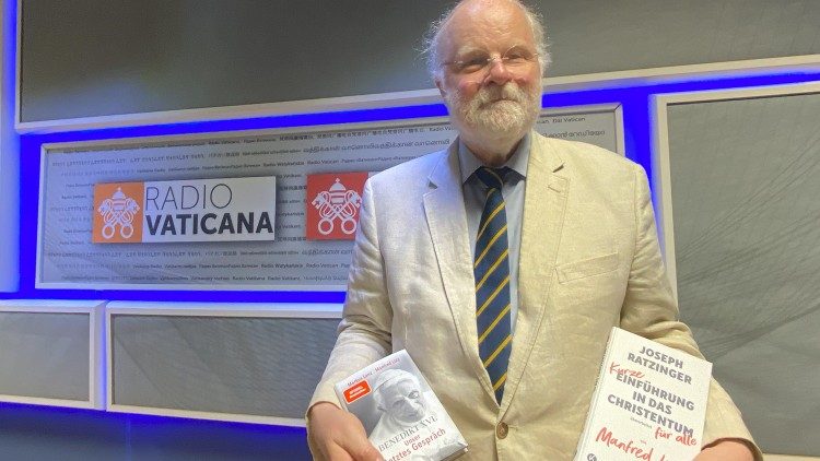 Manfred Lütz mit den beiden Büchern im Studio von Radio Vatikan
