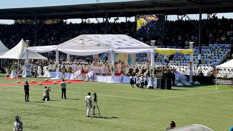 Mše na stadionu Mazembe v Lubumbashi 