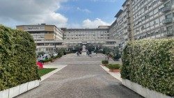 Римската болница "Агостино Джемели", където папата се намира след коремна операция на 7 юни 2023