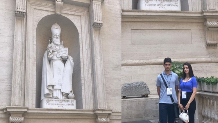 2023.06.13 Partecipanti a evento Not Alone in Vaticano vicino alla statura di San Gregorio Armeno