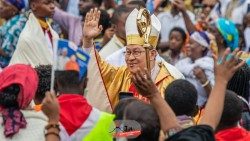Kardinal Tagle während seiner Reise in die Demokratische Republik Kongo