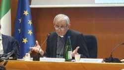El cardenal Matteo Zuppi durante la presentación del libro de Angelo Scelzo "Del concilio a la Web”