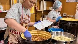 Ucraina, volontari servono pasti nel Centro di Fastiv