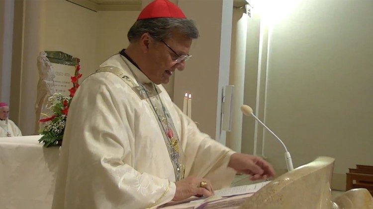 El cardenal Grech mientras pronuncia su homilía