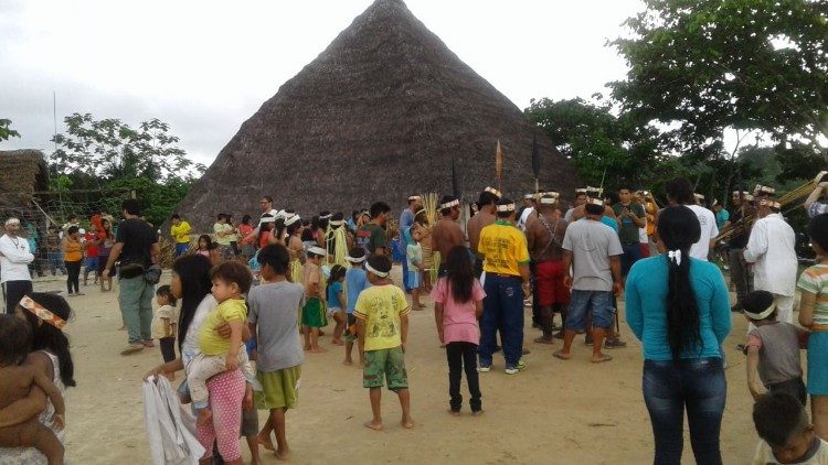 A comunidade indígena reunida ao redor das malocas