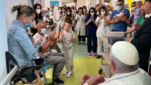 Pope Francis makes return visit to children's cancer ward at Gemelli