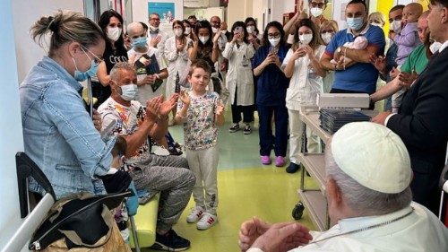 Francesco torna dai bambini del Reparto di Oncologia pediatrica del Gemelli