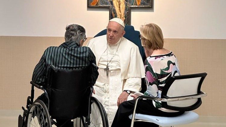 Pope Francis visits Gemelli's pediatric oncology ward