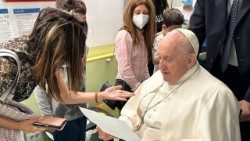 Papež při dnešní návštěvě onkologického oddělení během svého pobytu v nemocnici