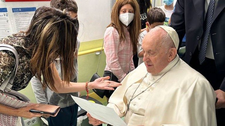 Papa na ala de Oncologia Pediátrica do Gemelli