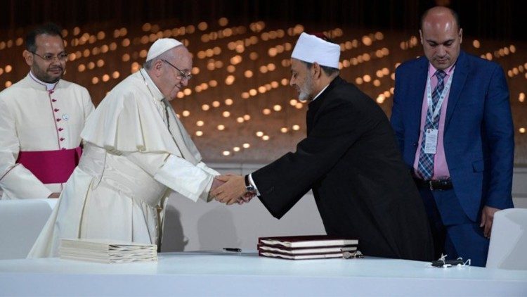 Februar 2019: Papst Franziskus und Großimam Ahmad al-Tayyeb nach der Unterzeichnung des "Dokuments über die Brüderlichkeit aller Menschen"