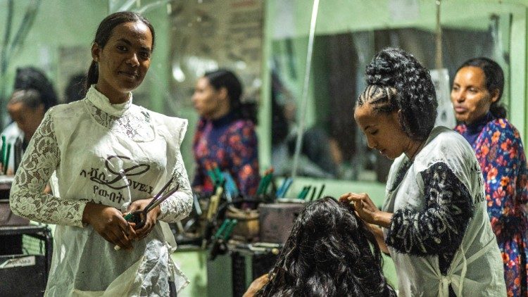 Herut Mobai (links), eine eritreische Migrantin, die im Lovely Beauty Training Centre des Jesuiten-Flüchtlingsdienstes in Addis Abeba Friseurin lernt