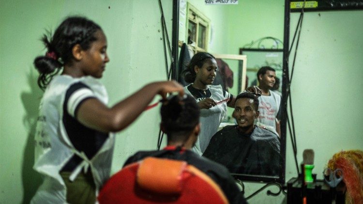 Em Addis Abeba, no Lovely Beaty Training Center do Jesuit Refugee Service, alunas do curso para cabeleireiras. (Foto: Giovanni Culmone/GSF)