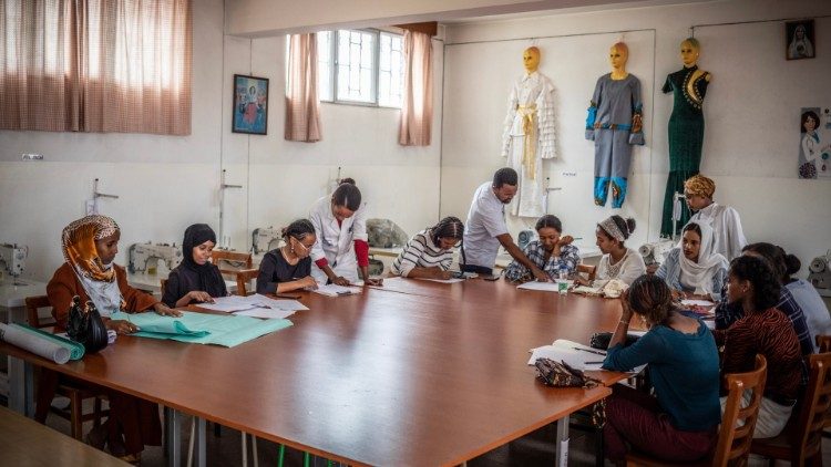 Em Addis Abeba, no Mary Help College das irmãs salesianas, curso de corte e costura e design de moda. (Foto: Giovanni Culmone/GSF)
