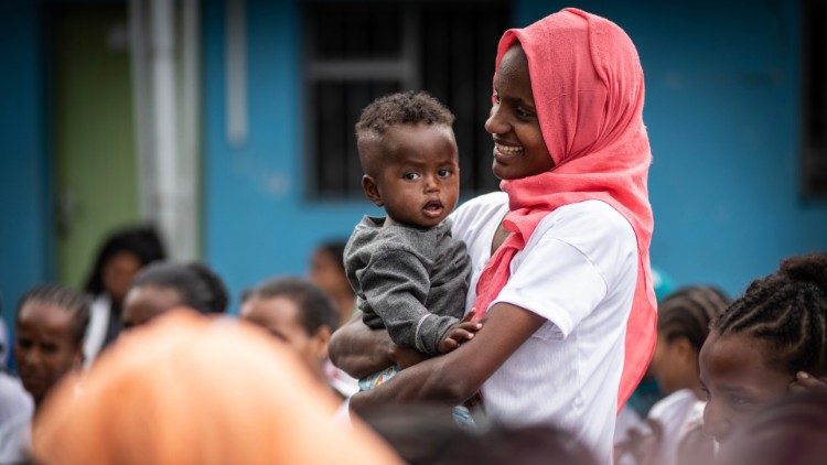 Eine junge vertriebene Mutter mit ihrem Baby im Nigat-Zentrum der Missionare der Nächstenliebe in Addis Abeba. Foto: Giovanni Culmone / Gsf