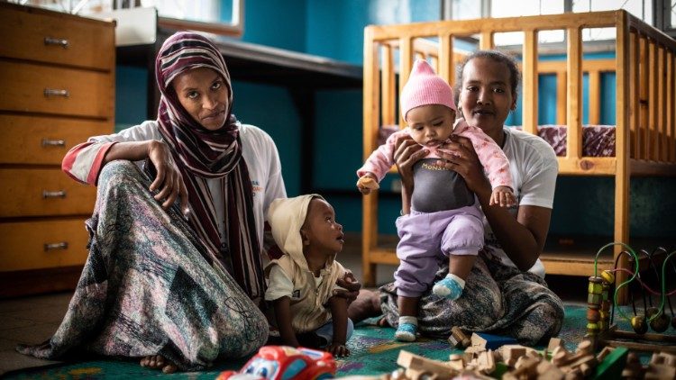 Em Addis Abeba, o Nigat Center das Missionárias da Caridade acolhe 38 jovens mães com suas crianças. (Foto: Giovanni Culmone/GSF)