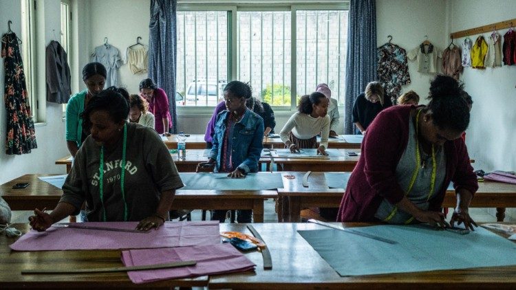 Aula de design de moda no Sitam College das Irmãs Ursulinas em Adis Abeba, parte do projeto do Global Solidarity Fund. Foto Giovanni Culmone / Gsf