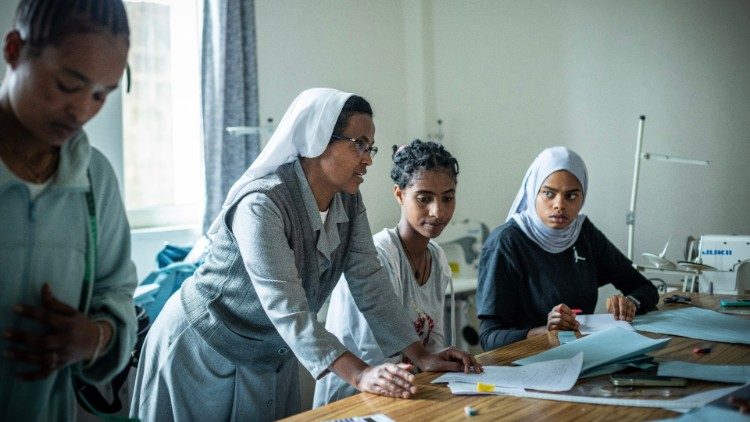 Addis Abeba, colégio Sitam das irmãs Ursulinas. Em pé, na foto, Irmã Azeb Beyene conversa com alunas. (Foto: Giovanni Culmone/GSF)