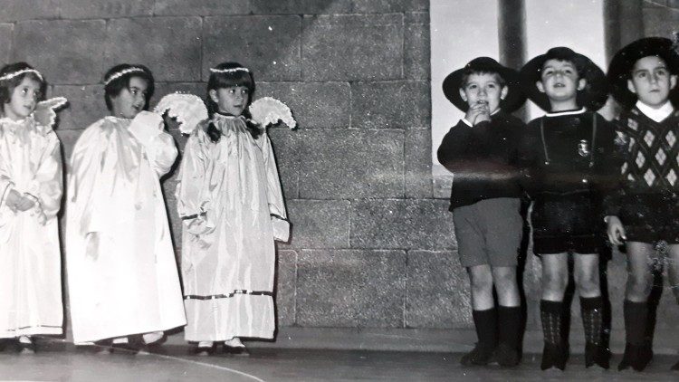 Niños en la obra de Navidad de 1970 en el pequeño teatro de Via Poggio Mojano. La autora es el tercer angelito de la izquierda