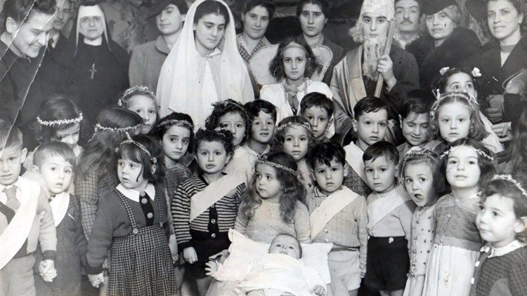 „Rodzice Dzieciątka Jezus byli ukryci wśród nas”. Jasełka z 1944 r. z udziałem Żydów (dzieci, Matka Boża, św. Józef) oraz mieszkańców dzielnicy; po lewej m. Elżbieta