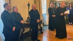 Kard. Parolin oznamuje vymenovanie Mons. Ruedu (prvý zľava) za apoštolského nuncia