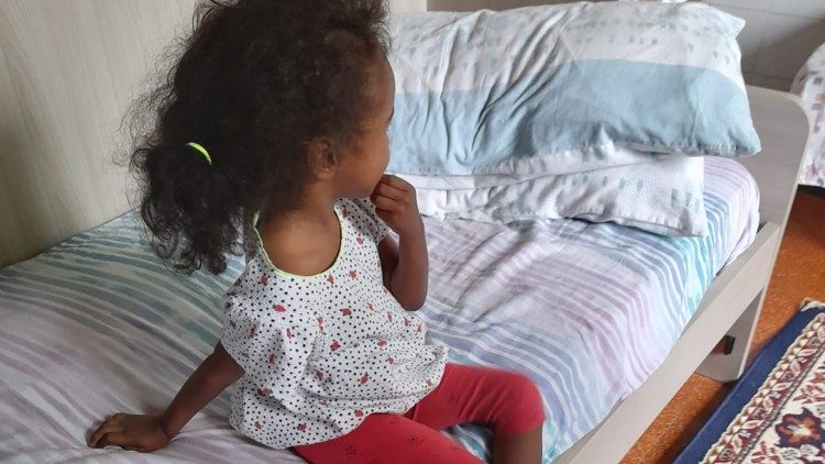 Eine kleine Somalierin, die in einem der Zimmer wohnt, in denen einst die jüdischen Kinder untergebracht waren