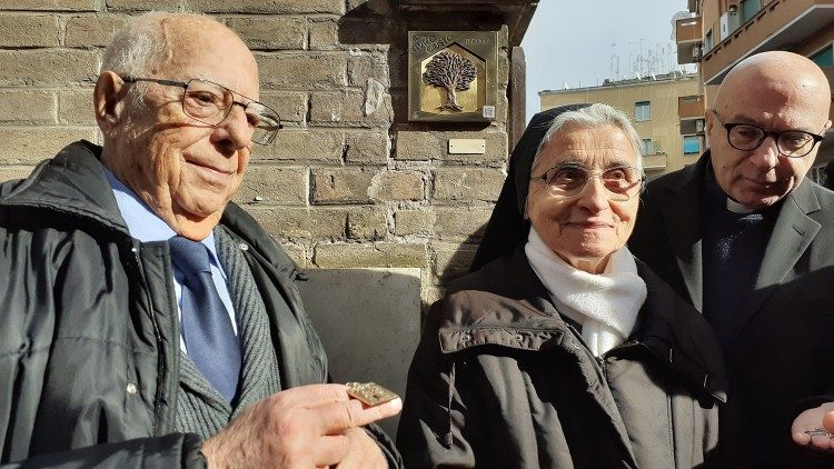 Vienuolyno vyresnioji s. Maria Clara su Lello Dell’Ariccia (kairėje), kuris slėpėsi vienuolyne su mama ir broliu nuo nacių