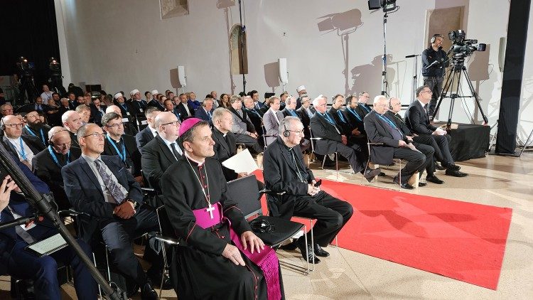 Il cardinale Parolin tra i leader religiosi e il pubblico del Forun di Capodistria
