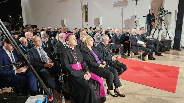 Cardeal Parolin entre o público no Fórum de Capodistria