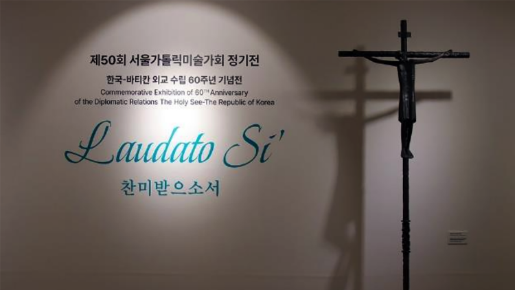 Plakát k výstavě Laudato Si' a bronzový kříž Apoštolské nunciatury v Koreji