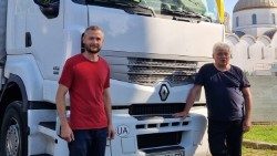 Krajewski (r.) vor dem Lastwagen, der jetzt mit humanitärer Hilfe an Bord nach Cherson rollt