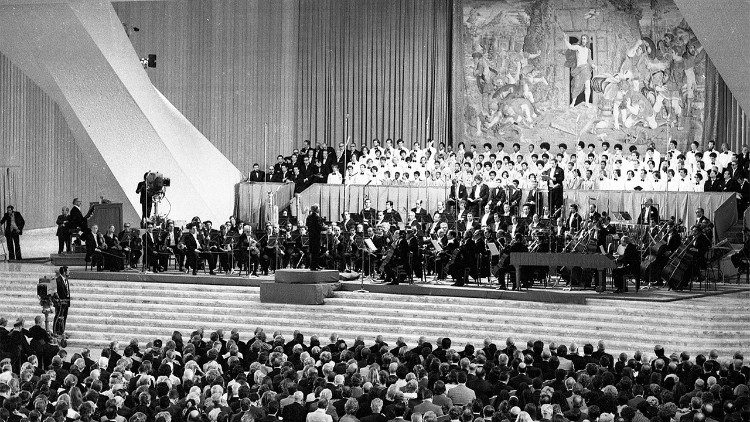 Concierto de la Orquesta Sinfónica de la RAI dirigida por Leonard Bernstein en el Aula Pablo VI en la inauguración de la Colección, 23 de junio de 1973.