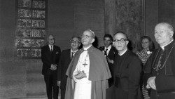 Paolo VI in visita alle opere della collezione d'Arte Moderna ai Musei Vaticani