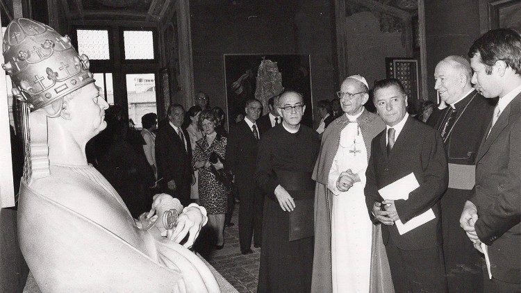 Paolo VI il giorno dell’inaugurazione della Collezione, davanti al Pio XI di Adolfo Wildt (alla sua destra il Segretario personale Mons. Pasquale Macchi), 23 giugno 1973 Foto © Giordani