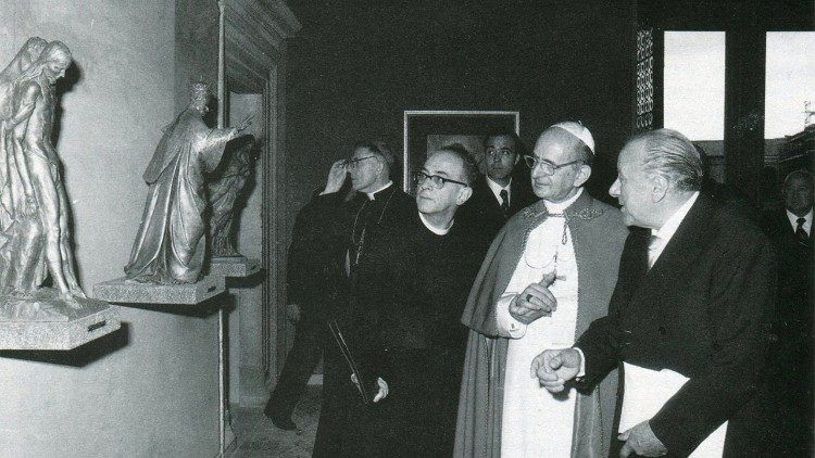 Paul VI. besichtigt einige der ersten Kunstwerke in der Sammlung