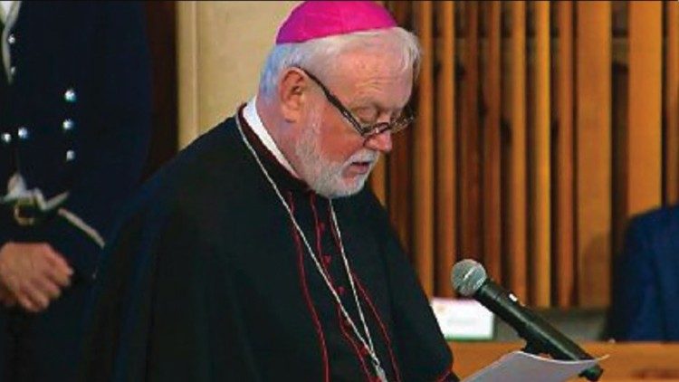 Monsignor Gallagher durante il suo intervento al convegno organizzato da Carità Politica