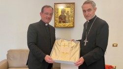 Rektor Michael Max (links) empfängt das Messgewand von Erzbischof Georg Gänswein