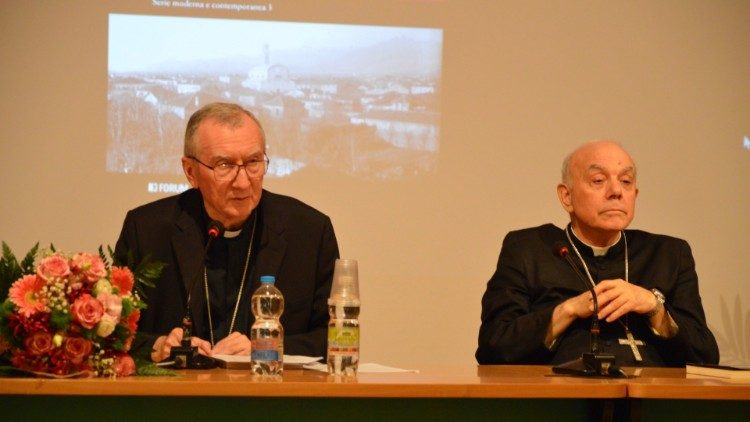 L'intervento del cardinale Pietro Parolin. A destra, l'arcivescovo di Udine Andrea Bruno Mazzoccato. Foto arcidiocesi di Udine